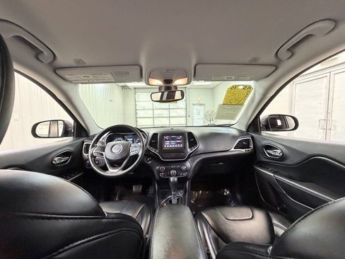 Used 2019 Jeep Cherokee Latitude Plus w/ Comfort/Convenience Group FWD image 23