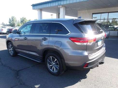 Used 2018 Toyota Highlander XLE AWD/4WD image 3