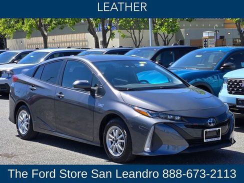 Used 2021 Toyota Prius Prime XLE FWD image 3