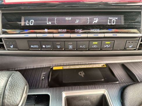 Used 2024 Toyota Sienna XLE Woodland Edition image 17