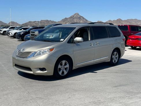 Used 2017 Toyota Sienna LE FWD image 5