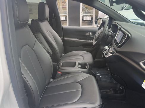 New 2026 Chrysler Voyager LX image 4