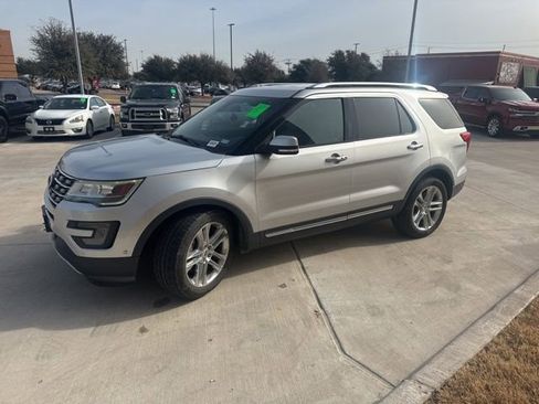 Used 2017 Ford Explorer Limited w/ Equipment Group 301A image 7