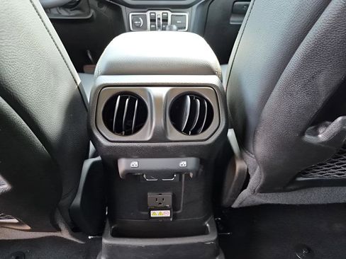 Used 2024 Jeep Wrangler Unlimited Sahara image 21