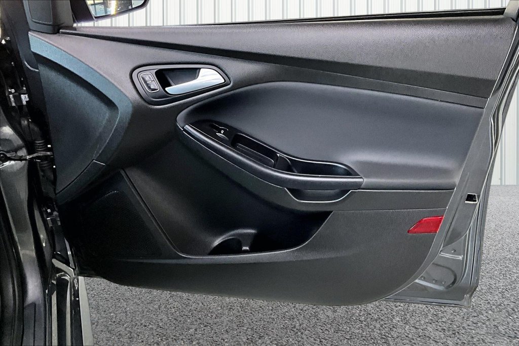 Used 2016 Ford Focus SE w/ SE Sport Package FWD image 27
