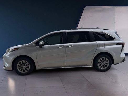 Used 2023 Toyota Sienna XLE FWD image 2