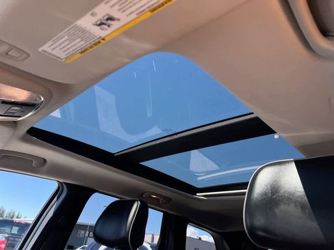 Used 2012 Jeep Grand Cherokee Overland AWD/4WD image 22