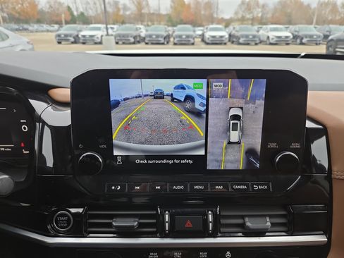 Used 2023 Nissan Pathfinder Platinum image 14