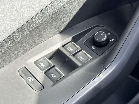 Used 2025 Volkswagen Jetta SE FWD image 17