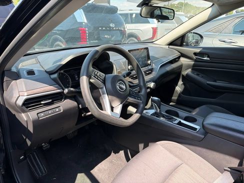 Used 2025 Nissan Altima 2.5 SV FWD image 7