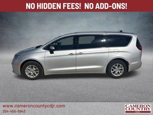Used 2023 Chrysler Pacifica Touring-L FWD image 2