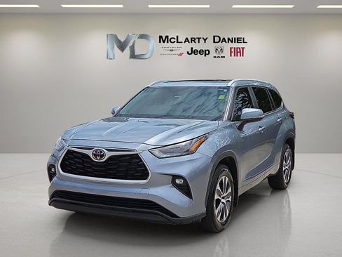 Used 2023 Toyota Highlander XLE AWD/4WD image 2
