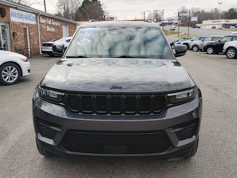 Used 2023 Jeep Grand Cherokee Altitude image 2
