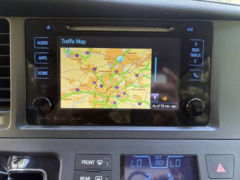 Used 2016 Toyota Sienna XLE FWD image 28