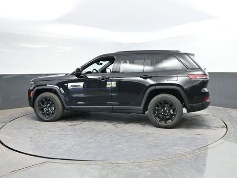 Used 2025 Jeep Grand Cherokee Altitude AWD/4WD image 6