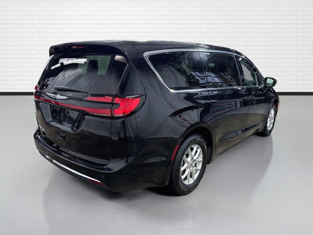 Used 2024 Chrysler Pacifica Touring-L FWD image 9