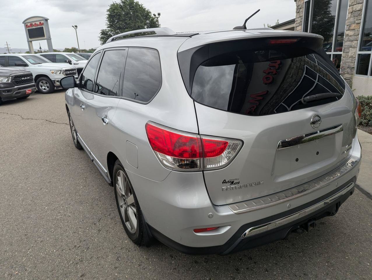 Used 2015 Nissan Pathfinder Platinum w/ Cargo Package FWD image 3