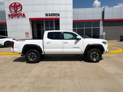 Used 2019 Toyota Tacoma TRD Off-Road w/ Technology Package AWD/4WD image 9