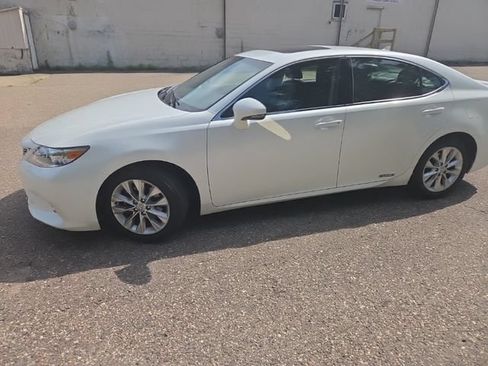 Used 2013 Lexus ES 300h w/ Luxury Pkg FWD image 1
