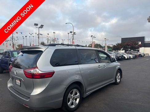 Used 2020 Toyota Sienna LE w/ Carpet Mat Package FWD image 4
