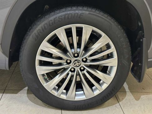 Certified 2025 Toyota Highlander Platinum image 8