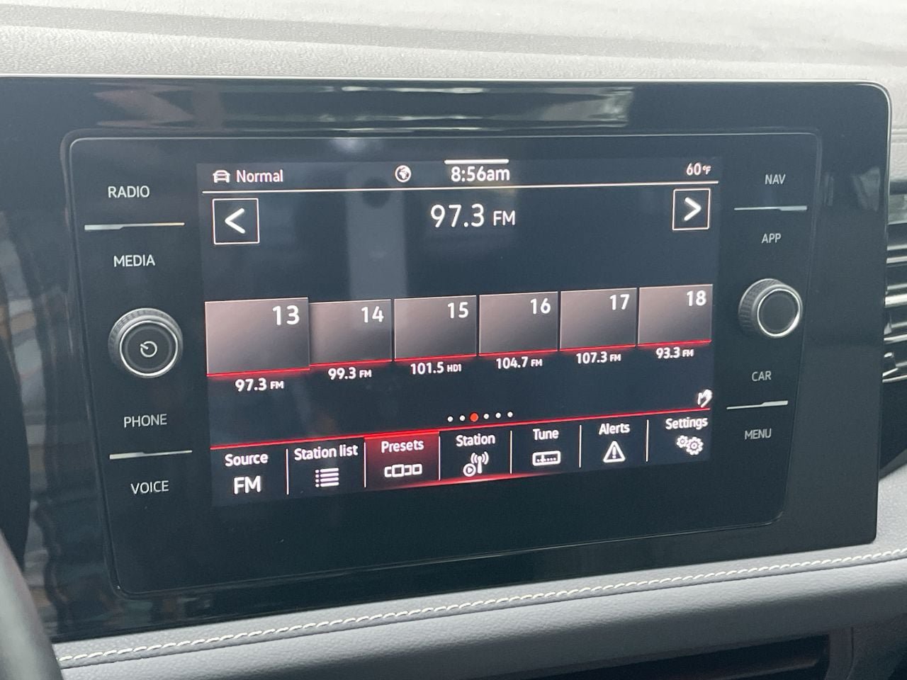 Used 2025 Volkswagen Jetta SEL FWD image 32