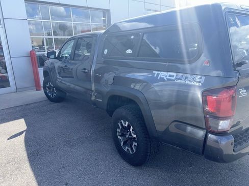 Used 2019 Toyota Tacoma TRD Off-Road w/ Technology Package AWD/4WD image 4