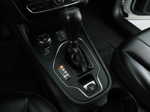 Used 2019 Jeep Cherokee Latitude Plus w/ Comfort/Convenience Group image 16