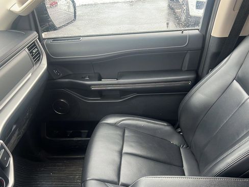 Used 2023 Ford Expedition XLT image 18