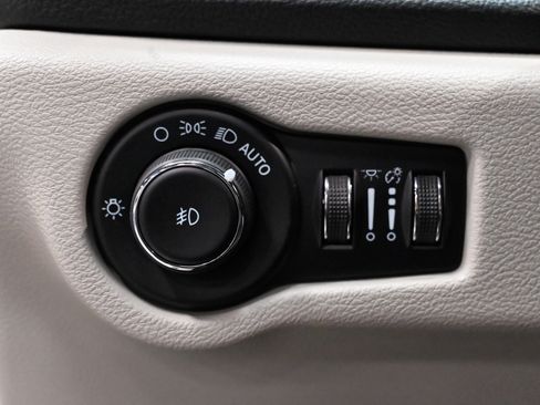 Used 2023 Chrysler Pacifica Touring-L w/ Uconnect Theater Family Group FWD image 38