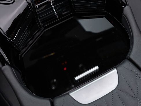 Used 2024 Aston Martin DB12 Convertible image 35