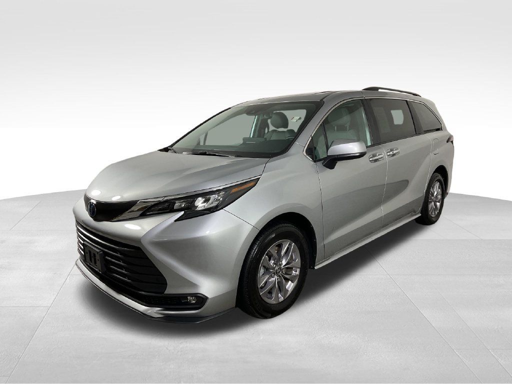 Used 2025 Toyota Sienna XLE FWD image 4