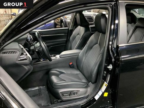 Used 2021 Toyota Camry SE w/ Cold Weather Package image 7