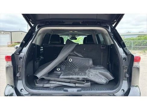 Used 2023 Toyota Highlander XLE FWD image 36