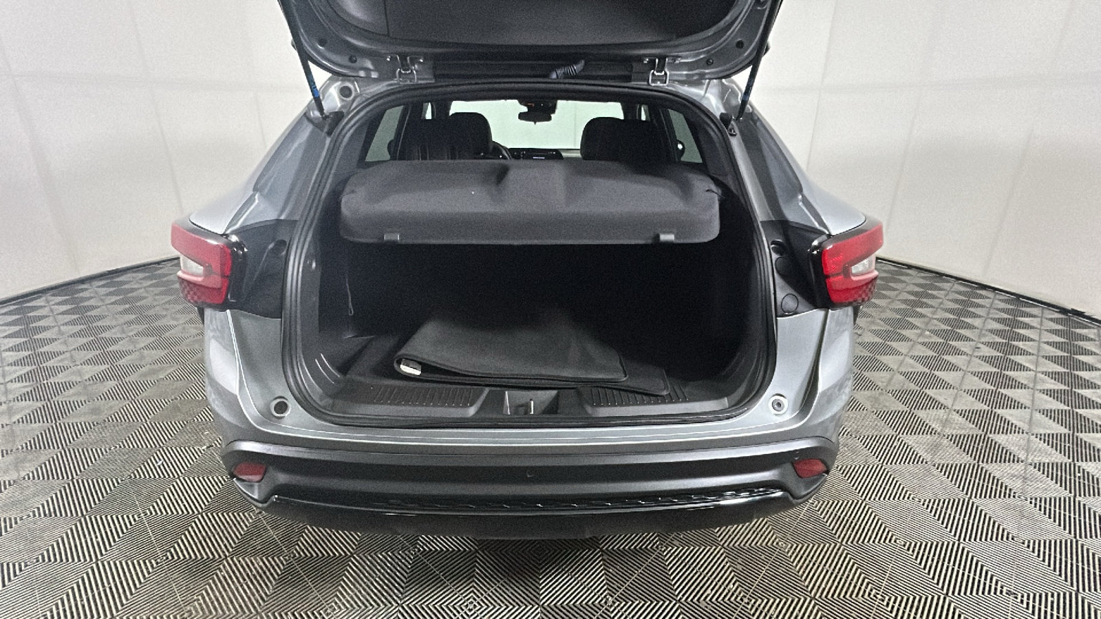 Used 2024 Chevrolet Trax RS w/ Sunroof Package FWD image 33