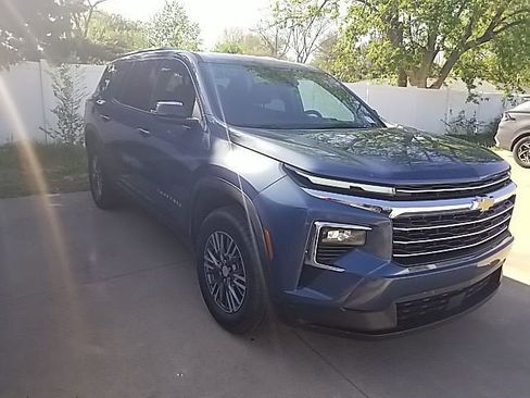 Certified 2025 Chevrolet Traverse LT image 3