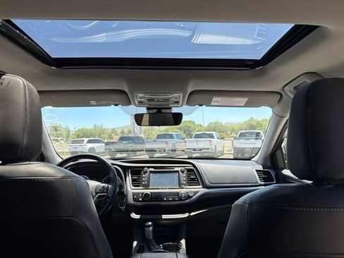 Used 2017 Toyota Highlander SE w/ Carpet Mat Package AWD/4WD image 10