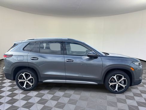 New 2025 Volkswagen Tiguan SE image 2