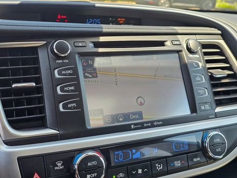 Used 2019 Toyota Highlander XLE AWD/4WD image 35