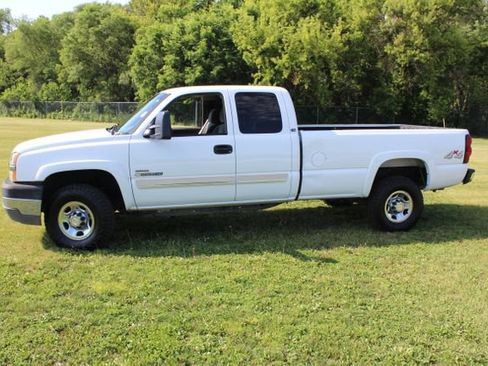 Used 2004 Chevrolet Silverado 2500 LS w/ Heavy-Duty Power Package image 3