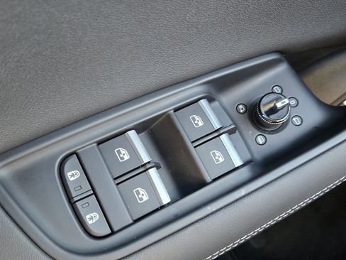 Used 2025 Audi Q8 Prestige w/ Prestige Package image 25