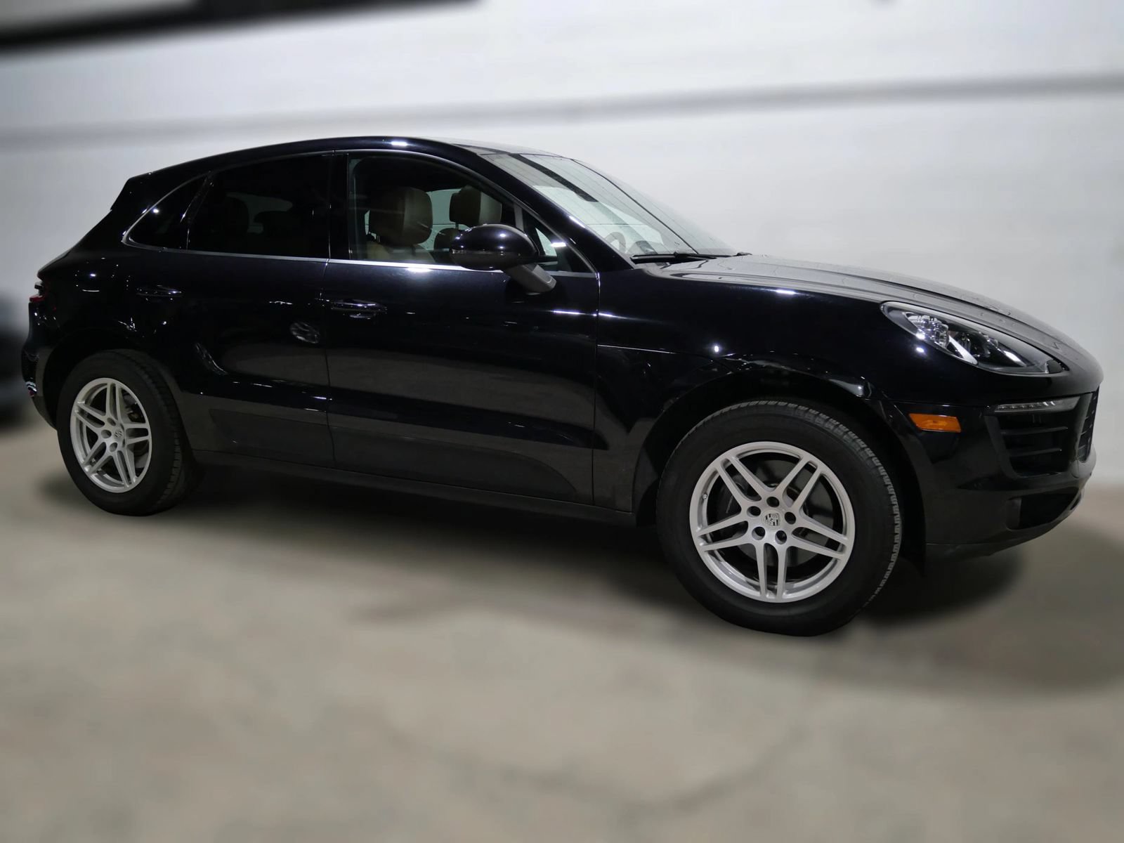 Used 2018 Porsche Macan w/ Premium Package Plus AWD/4WD image 3