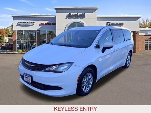 Certified 2022 Chrysler Voyager LX image 4