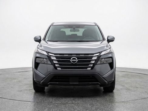 Used 2025 Nissan Rogue SV image 2