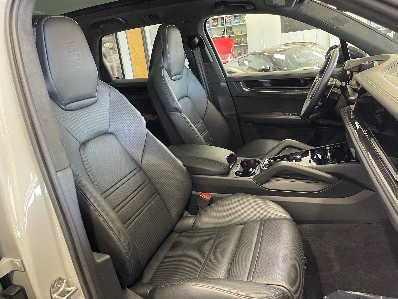 Used 2025 Porsche Cayenne GTS AWD/4WD image 42