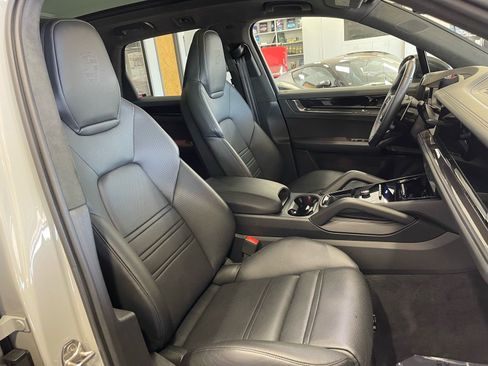 Used 2025 Porsche Cayenne GTS AWD/4WD image 42