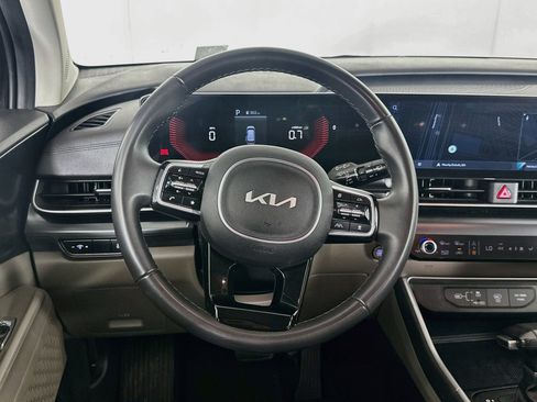 Used 2025 Kia Carnival FWD image 18