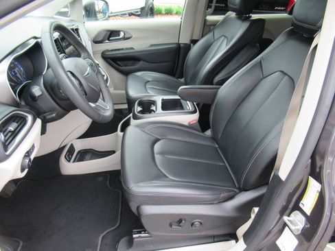 Used 2023 Chrysler Pacifica Touring-L FWD image 18