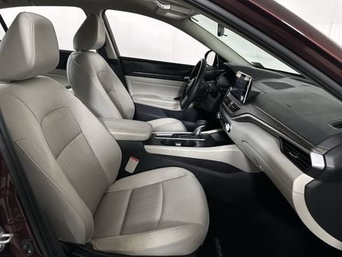 Used 2025 Nissan Altima 2.5 SV FWD image 29