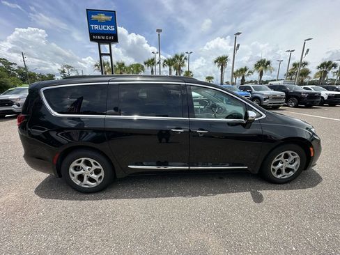 Used 2023 Chrysler Pacifica Limited FWD image 17